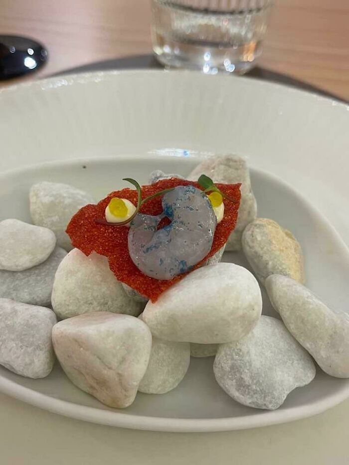 Una sola gamba cruda servida sobre piedras