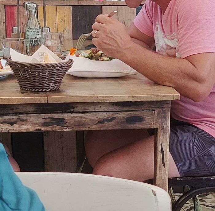 Al hombre de la mesa de al lado le han servido su ensalada de aguacate sobre un cojín. Eso es imposible de lavar adecuadamente. ¿Por qué?