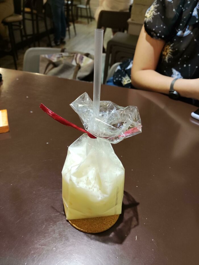 Este cóctel servido en una bolsa de plástico. ¡También queremos vasos!