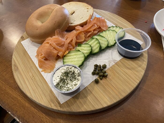 Pedí un bagel de salmón. Me lo sirvieron así y tuve que montarlo yo mismo