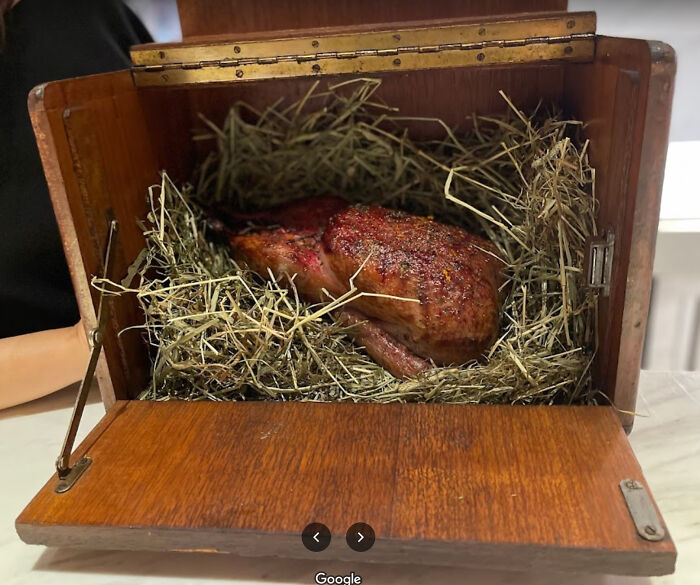 Pollo envuelto en paja
