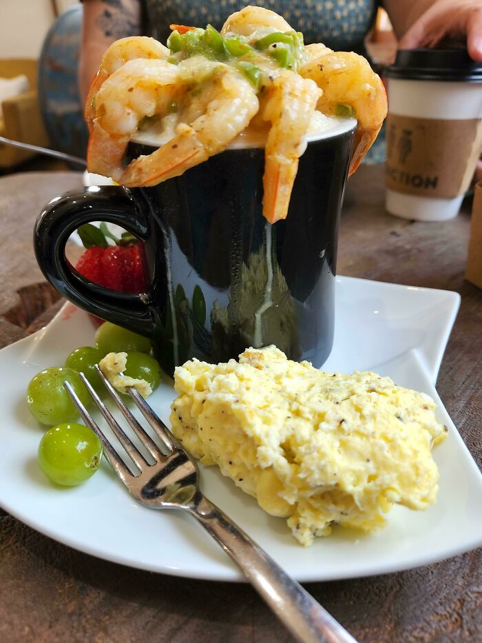 El café viene en un vaso desechable, ¡pero tu comida viene en una taza de café!