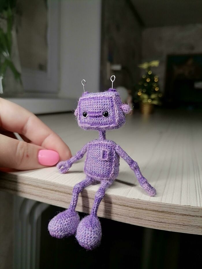 Acabo de terminar mi pequeño robot. Tiene un color inusual. Está sobre un armazón de alambre. Se pueden doblar los brazos y las piernas