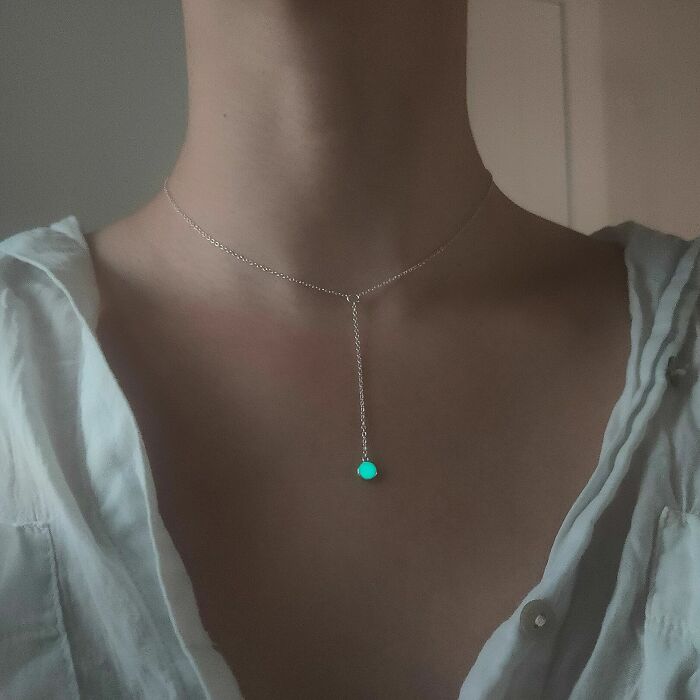 Un collar que hice con plata de ley maciza y pigmento brillante que combiné con resina