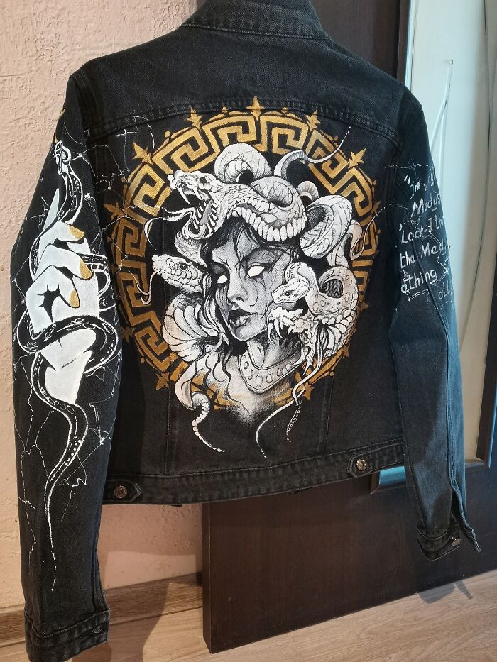 Pintura de una chaqueta vaquera. Al estilo Gorgon Versace, hecho por mí. ¿Qué os parece?