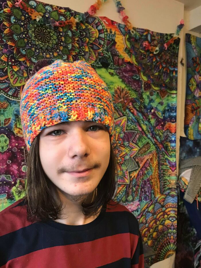 Mi hijo (14) ha terminado de tejerse un gorro de lana