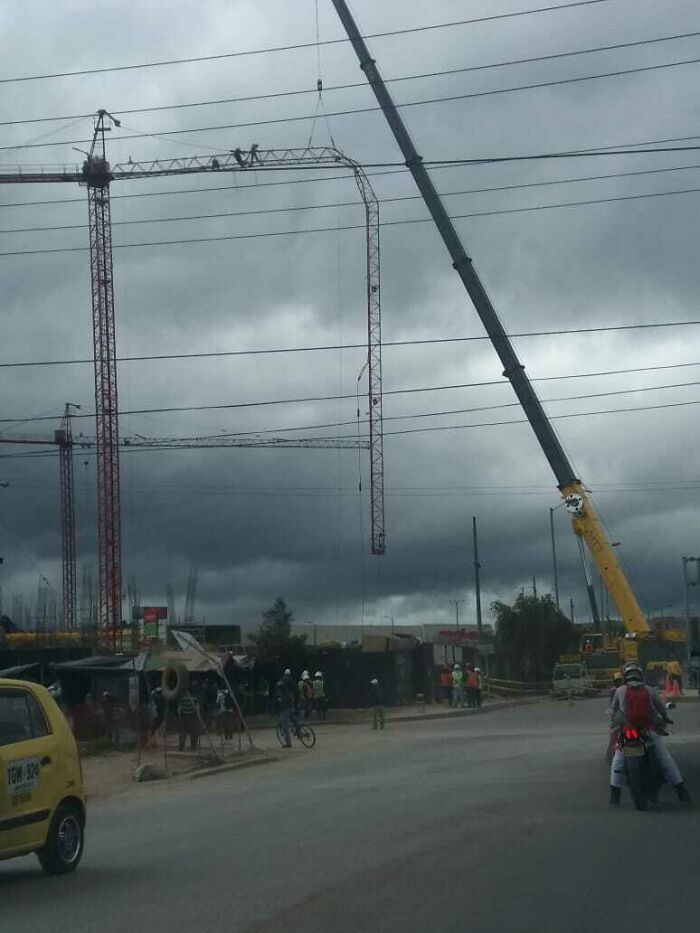 Esta grúa en un sitio de construcción. (También se permiten fotos aquí)