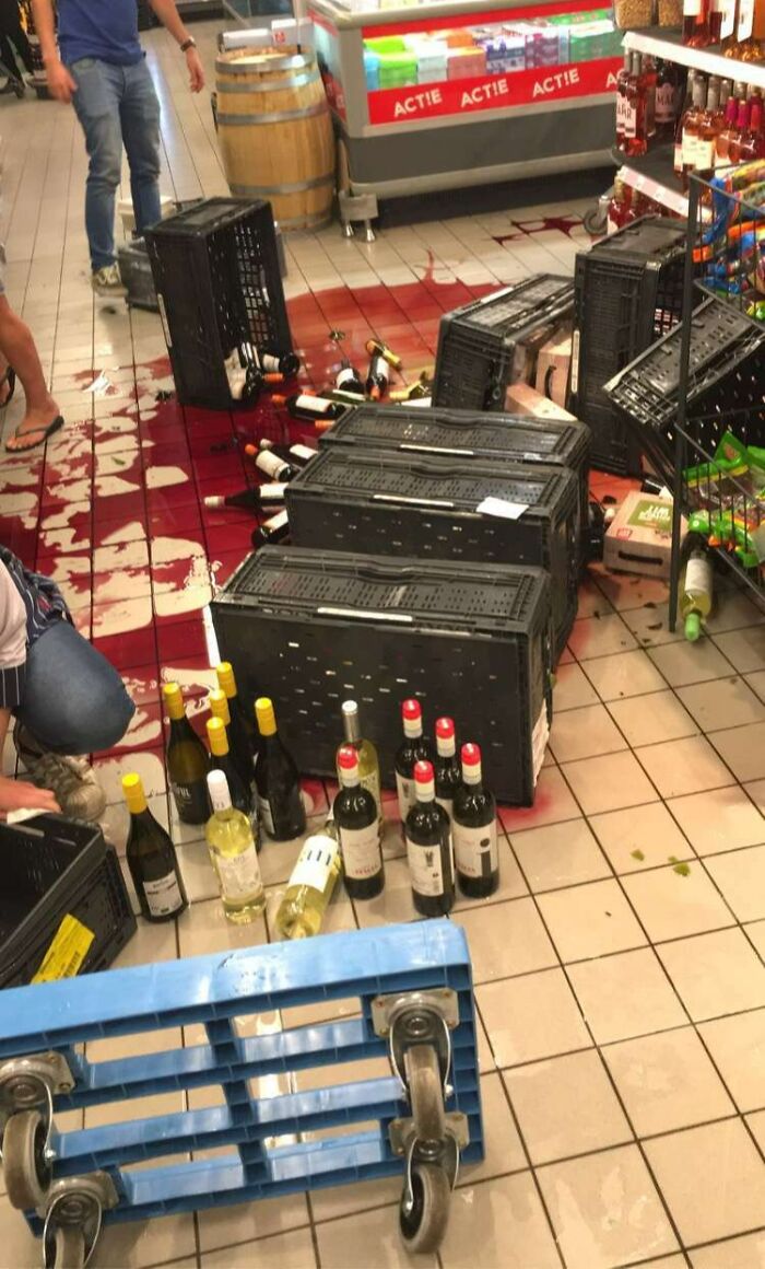 Un colega volcó 7 cajas llenas de botellas de vino