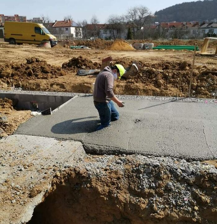 Colega pisando cemento fresco