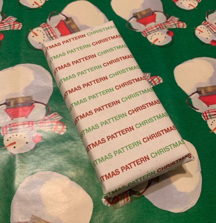 Me he quedado sin papel de regalo, pero tengo impresora y papel así que hice uno que decía “diseño navideño” 