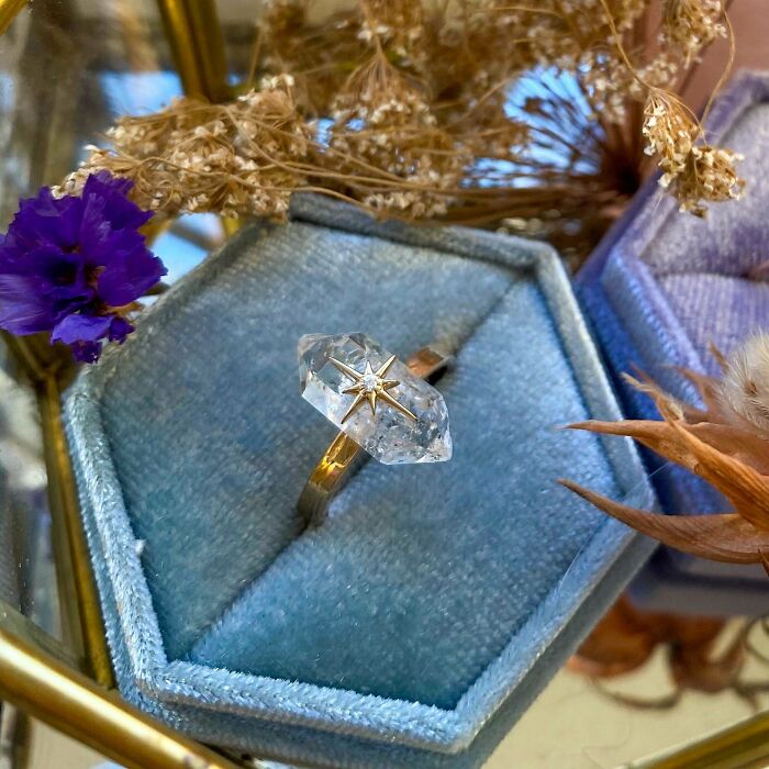 Anillos de estrellas flotantes en plata