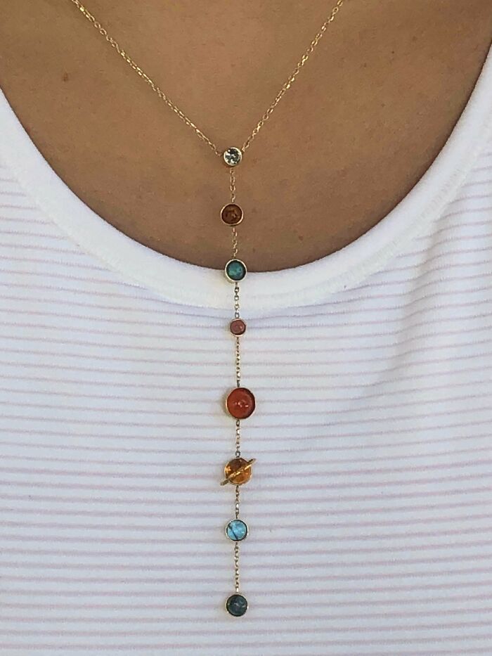 Mi collar personalizado del Sistema Solar. Soy una friki del espacio y he venido aquí a por un poco más de aprecio por esta obra de arte