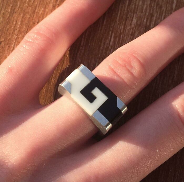 Hermoso anillo hecho por mi difunto abuelo. Él no era profesional - Esto era sólo un hobby. Representa una mano blanca y una negra, más significativo sabiendo que era sudafricano (durante el apartheid)