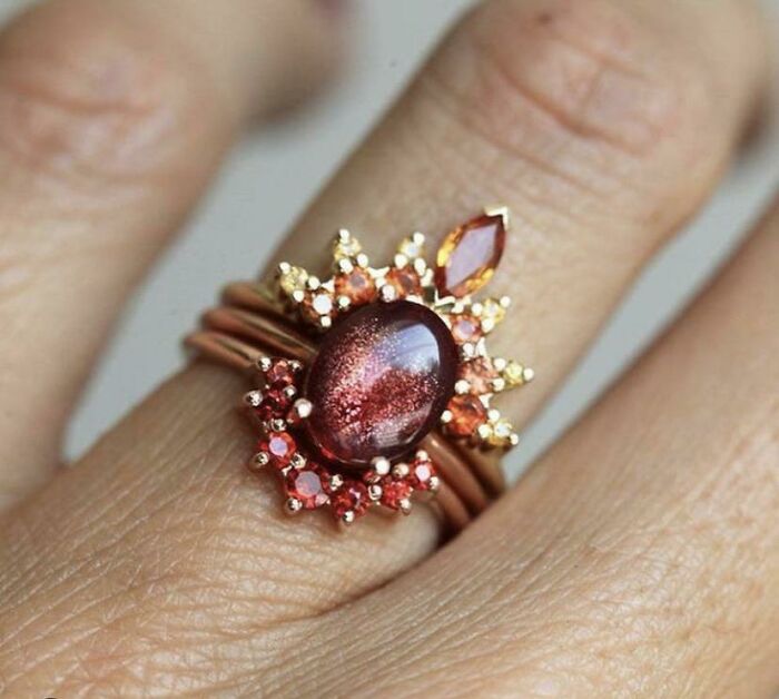 Anillo de piedra del sol y zafiro de Capucinne Jewelry