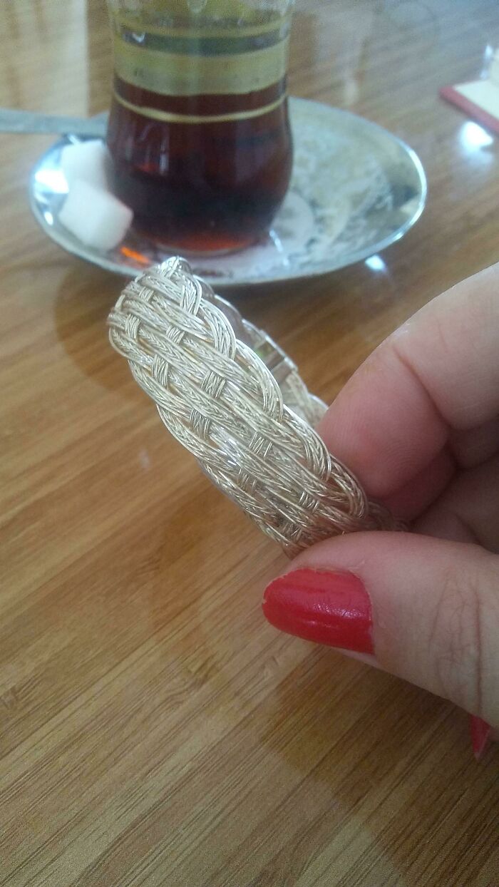 Lo tejí con alambres de plata. Sólo usé mis manos. Mis manos tocaron cada pieza de alambre