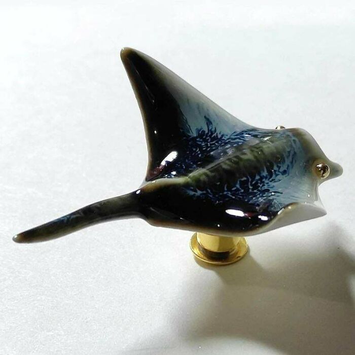 Hice este broche de cerámica de manta raya para celebrar esta criatura del océano. Cada pieza está esmaltada de forma única. ¿Qué os parece?