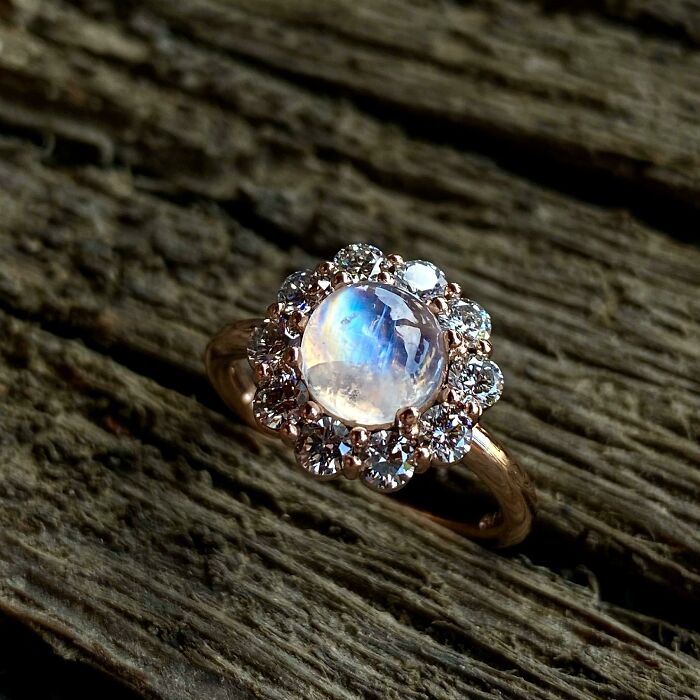 Anillo de piedra lunar y diamantes que he hecho recientemente
