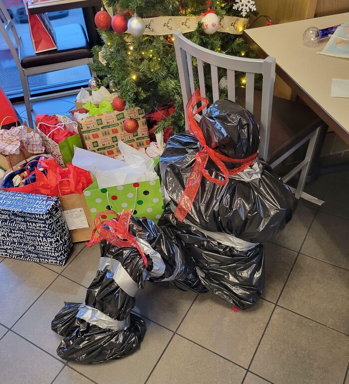 Cómo uno de mis compañeros de trabajo envolvió su regalo del amigo invisible