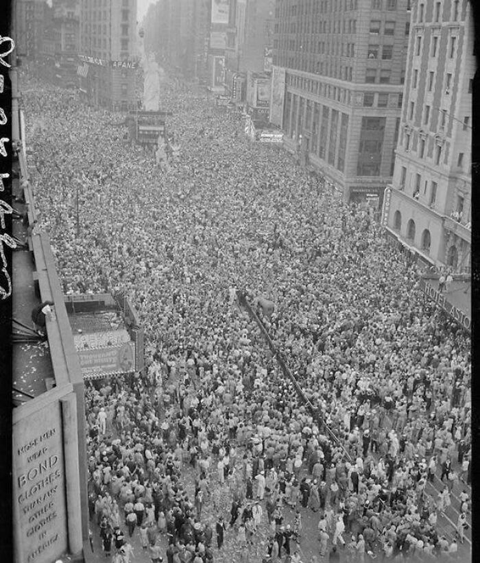 Hoy en 1945... Dos millones de personas se reunieron en Times Square para celebrar el final de la Segunda Guerra Mundial