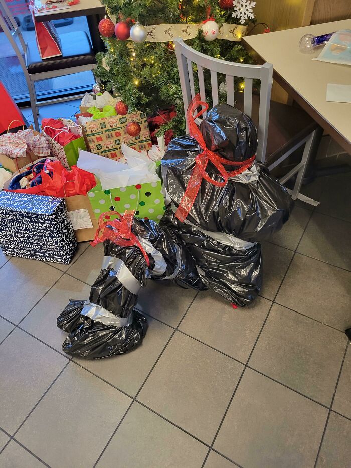 Cómo envolvió uno de mis compañeros de trabajo el regalo para el amigo invisible 