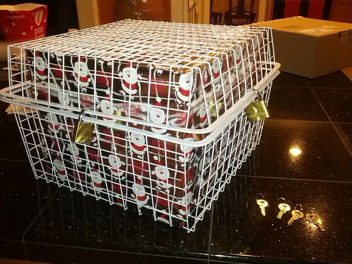 Mi novia no se aguanta las ganas de abrir los regalos. Y yo tengo un problema con la gente que abre los regalos antes de tiempo