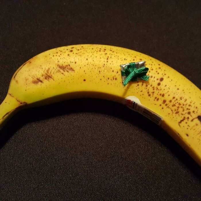 Mi hijo tiene una obsesión enfermiza por ver quién recibe el regalo “más grande”. Es una tarjeta MicroSD de 32 GB envuelta en papel de regalo. Está sobre una banana para que se vea el tamaño