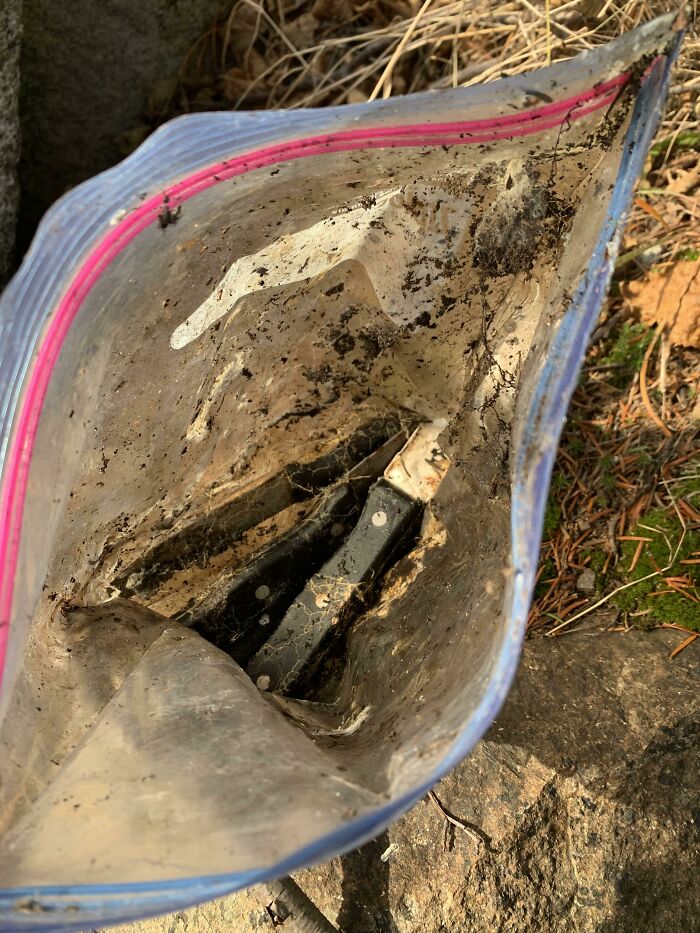Estaba caminando en el bosque y me di cuenta de que un poco de plástico sobresalía de debajo de una roca. Me pareció un poco extraño ya que todavía estaba en la propiedad de mi papá
