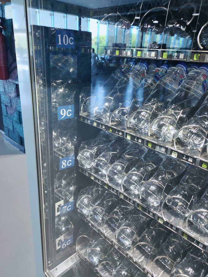 La máquina expendedora de mi gimnasio organiza el agua según la temperatura 
