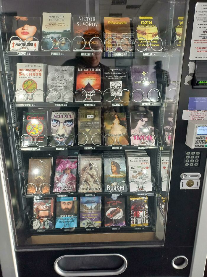 Esta estación de tren en Rumanía tiene una máquina expendedora de libros 