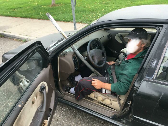 Un poste atravesó el parabrisas de mi amigo mientras conducía por la I-80 a las afueras de Berkeley, California, casi empalándole