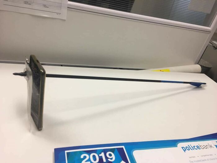 El teléfono de este hombre fue atravesado por una flecha mientras fotografiaba a otro hombre que amenazaba con dispararle