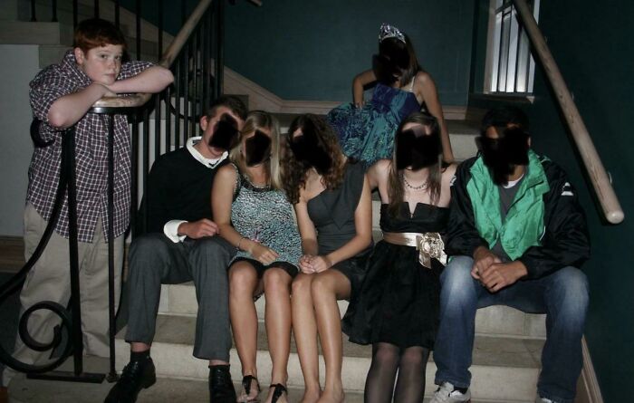 Yo, con 16 años, en el extremo izquierdo de una fiesta de cumpleaños a la que no fui invitado [2011]