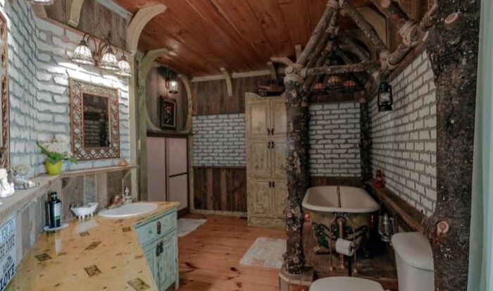 ¿¿¿Pero qué está pasando en este baño con un callejón trasero, la familia suiza Robinson y una encimera de stripper???