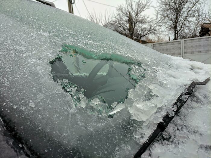 El grosor del hielo que se formó en mi parabrisas en Rumanía