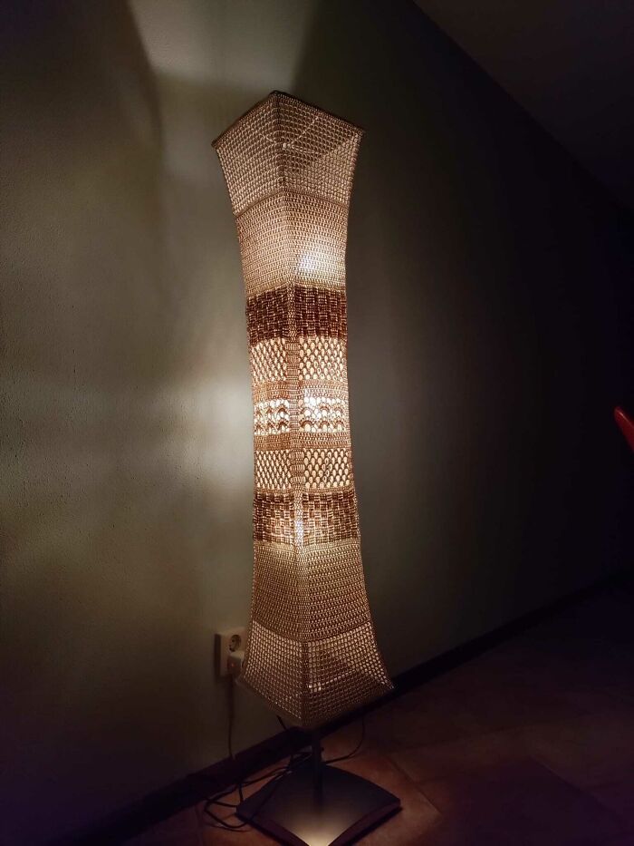 Mi vieja lámpara de IKEA era aburrida, así que tejí una nueva a ganchillo
