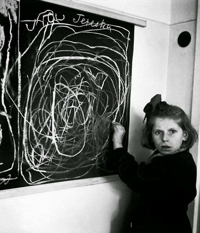 Una niña que creció en una zona de guerra hace un dibujo de su 