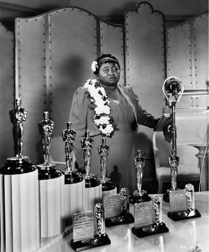 Hattie McDaniel recibe su Oscar en un hotel segregado de Los Ángeles por su papel en Lo que el viento se llevó