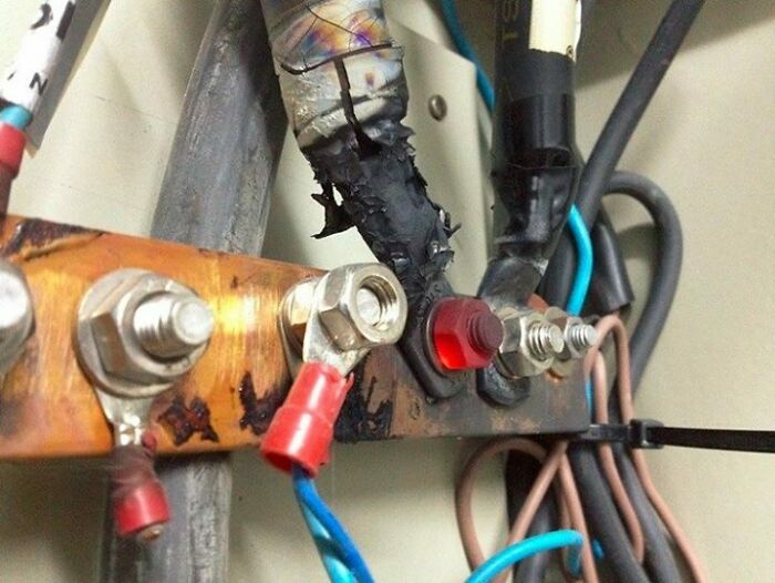 Aprendiz: ¿Qué es esa luz roja en la caja de puesta a tierra Ingeniero: ¿Luz roja? Manda una foto