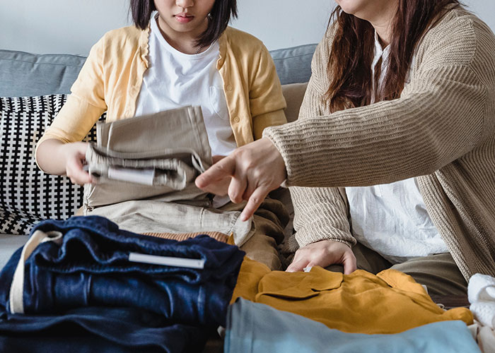 20 Normas tan extrañas como inquietantes que los padres hacían seguir a sus hijos