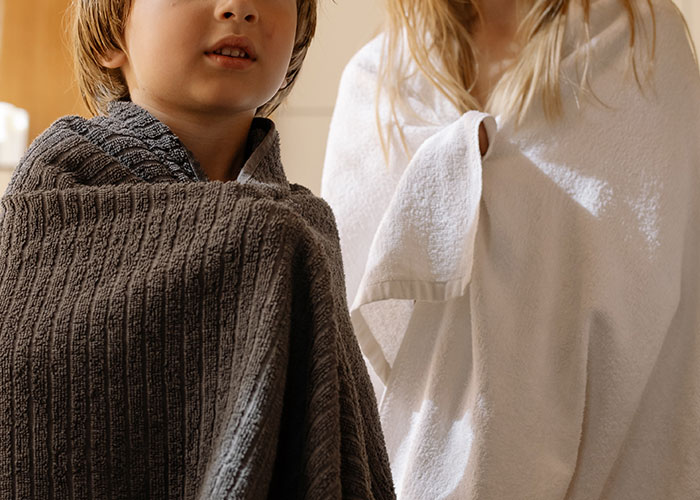 20 Normas tan extrañas como inquietantes que los padres hacían seguir a sus hijos