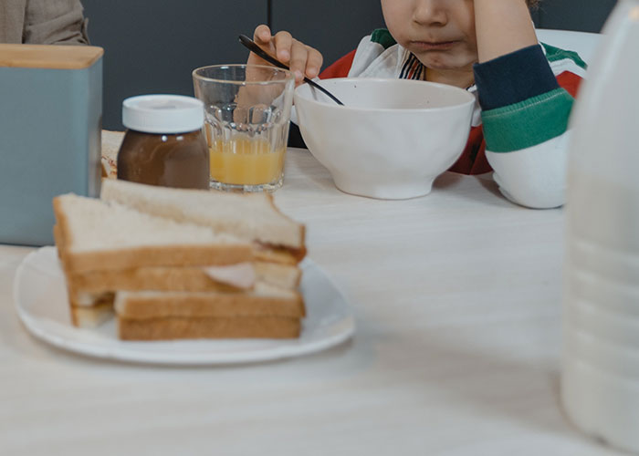 20 Normas tan extrañas como inquietantes que los padres hacían seguir a sus hijos