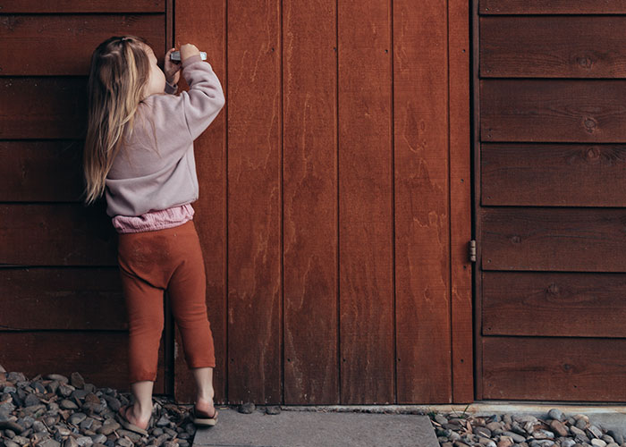 20 Normas tan extrañas como inquietantes que los padres hacían seguir a sus hijos