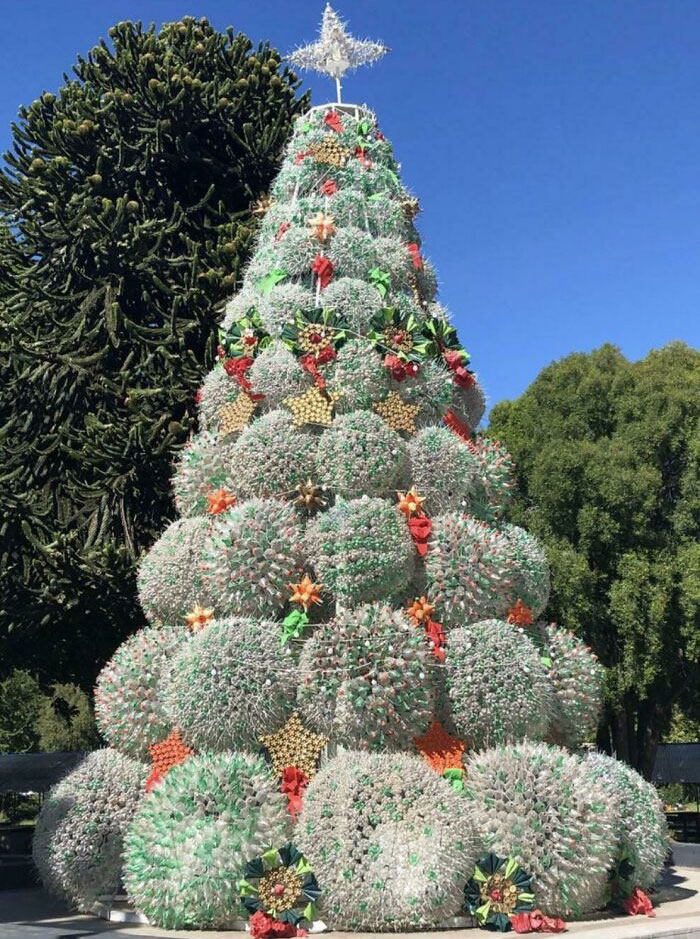 Árbol de Navidad de botellas recicladas