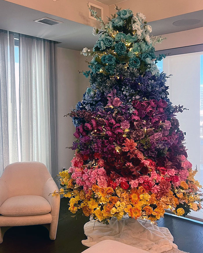 Tengo mi árbol de Navidad hecho de flores. Estoy enamorada