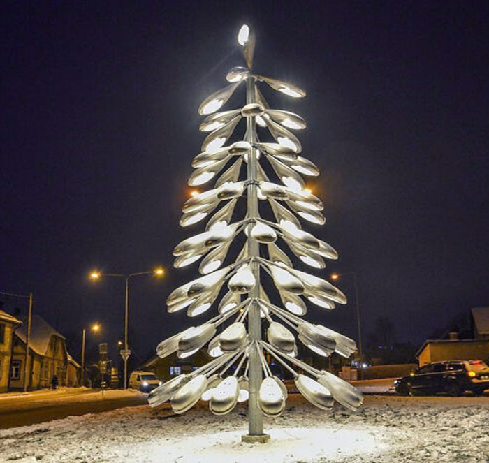 Este árbol de Navidad hecho con farolas viejas