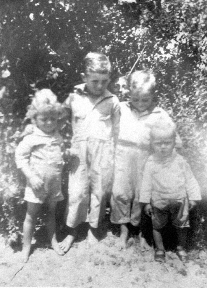 Mi esposa creció viendo esta foto. Nadie puede recordar si detrás de los niños se encontraba una persona o si es un truco de la luz