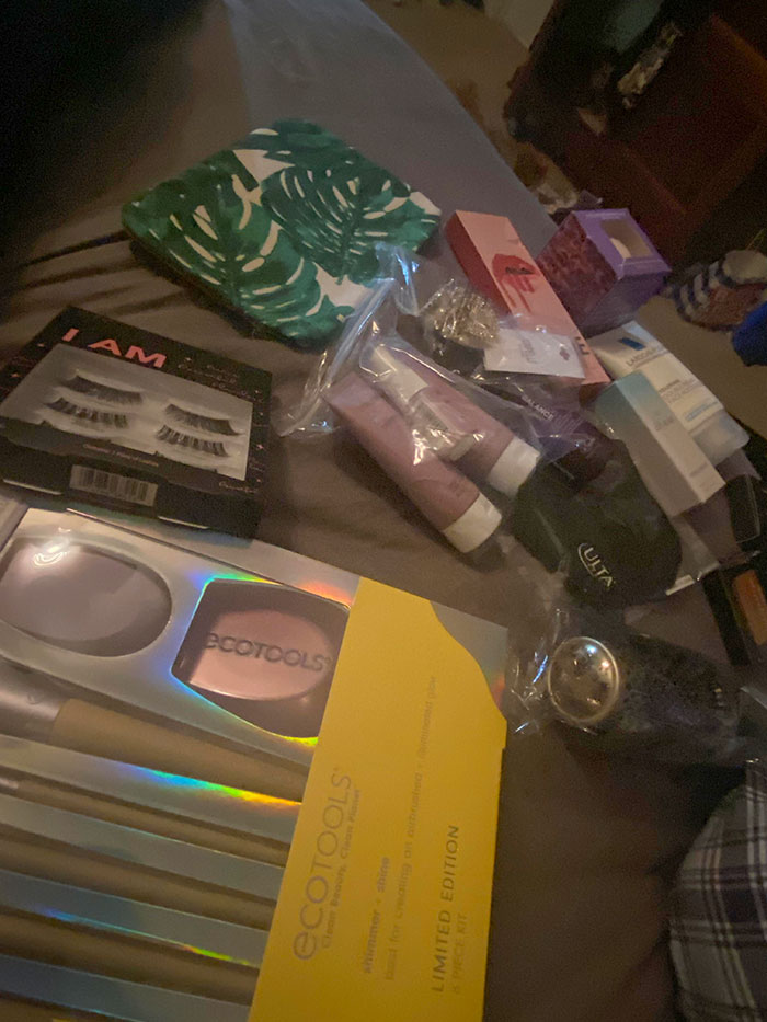 Mi padre es enfermero y el hospital les dio este regalo a todo el personal de enfermería porque, al parecer, todas son mujeres