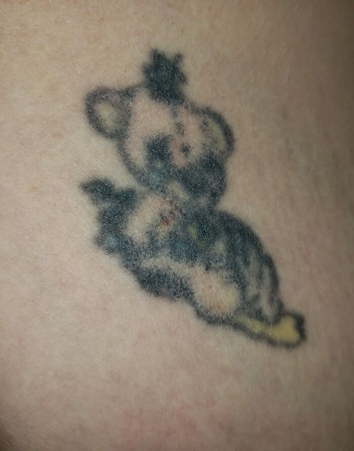 Vi esto en mi feed. Supuestamente es un oso de peluche con un tarro de miel y una abeja sobre su cabeza