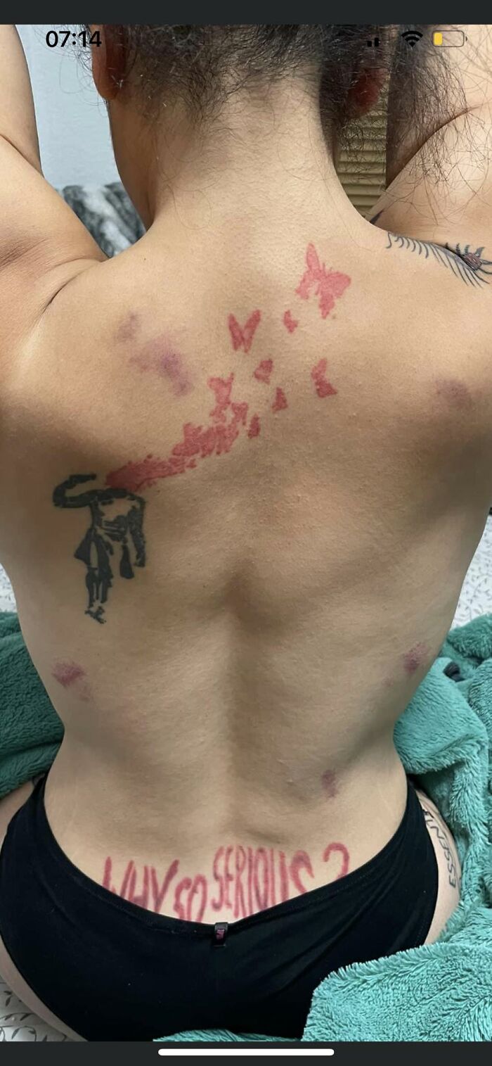 Lo encontré en uno de mis otros grupos. Su novio estaba tomando fotos para mostrar los chupetones que le hizo. Pero todo lo que puedo ver son los tatuajes