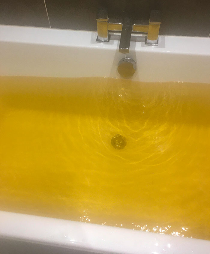 Acabo de usar una bomba de baño que me regalaron por Navidad y ahora el agua de la bañera parece orina
